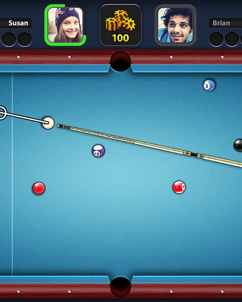 Schermata di gioco da 8 Ball Pool: tavolo da biliardo con linea di tiro
